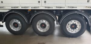 Drei Achsen mit Alufelgen und Reifendruckkontrolle SAF Tire Pilot