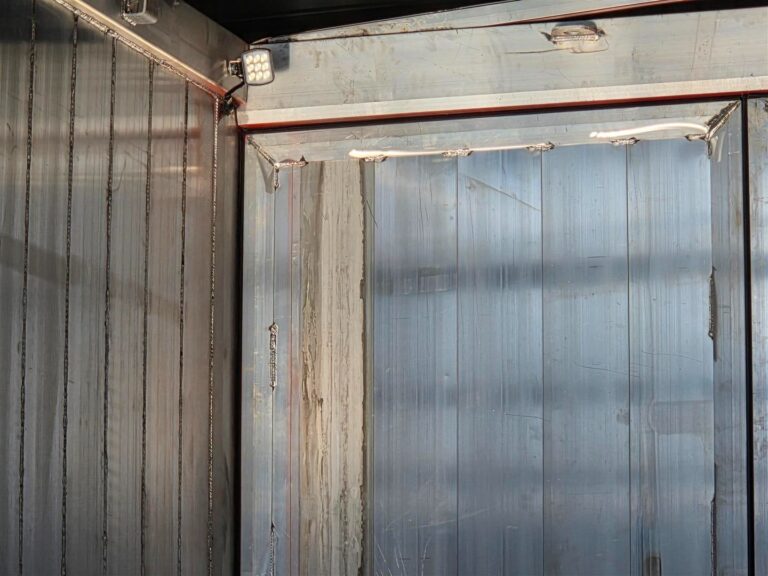 LED-Laderaumbeleuchtung an der Stirnwand der Aluminium-Mulde